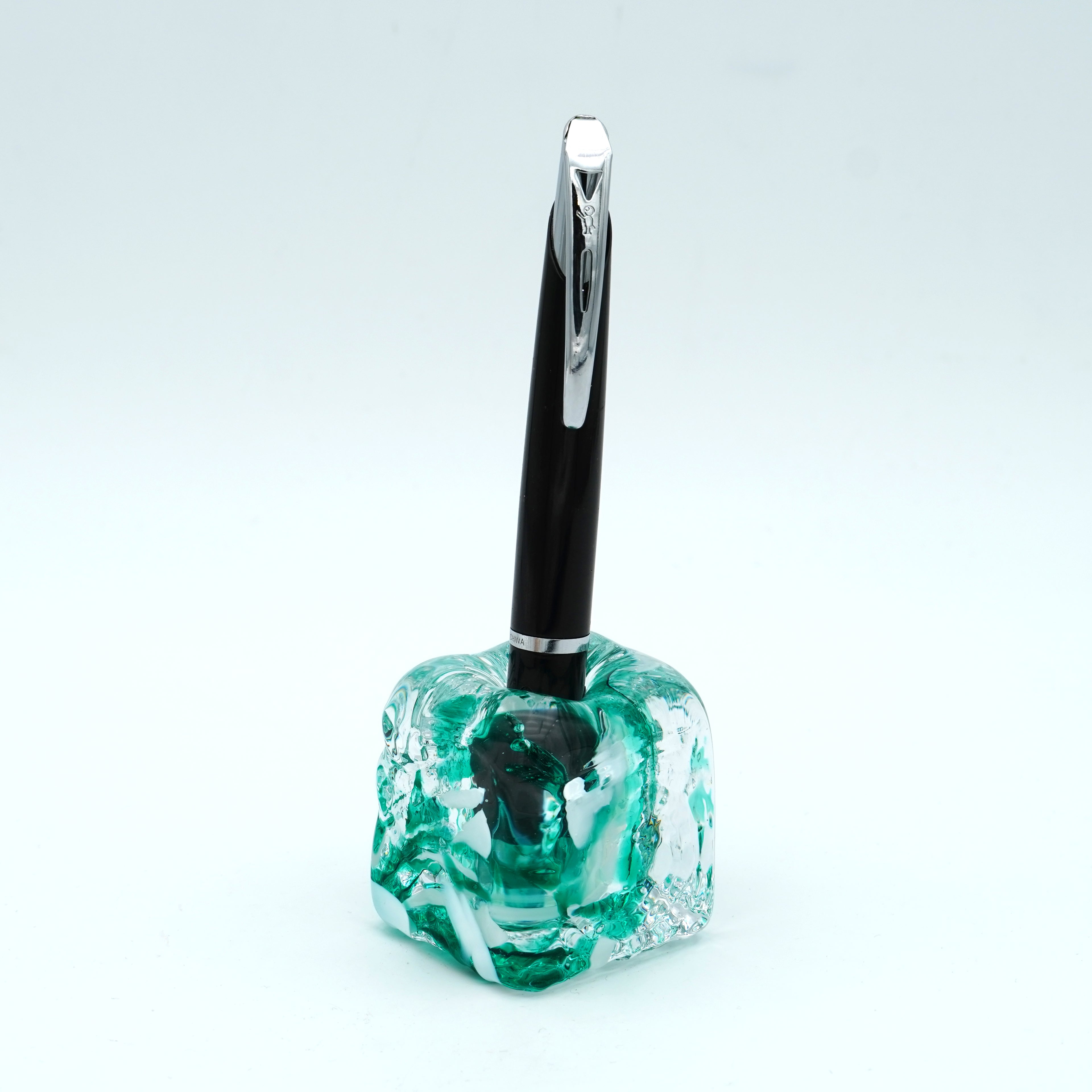 Porte stylo en verre sculpté