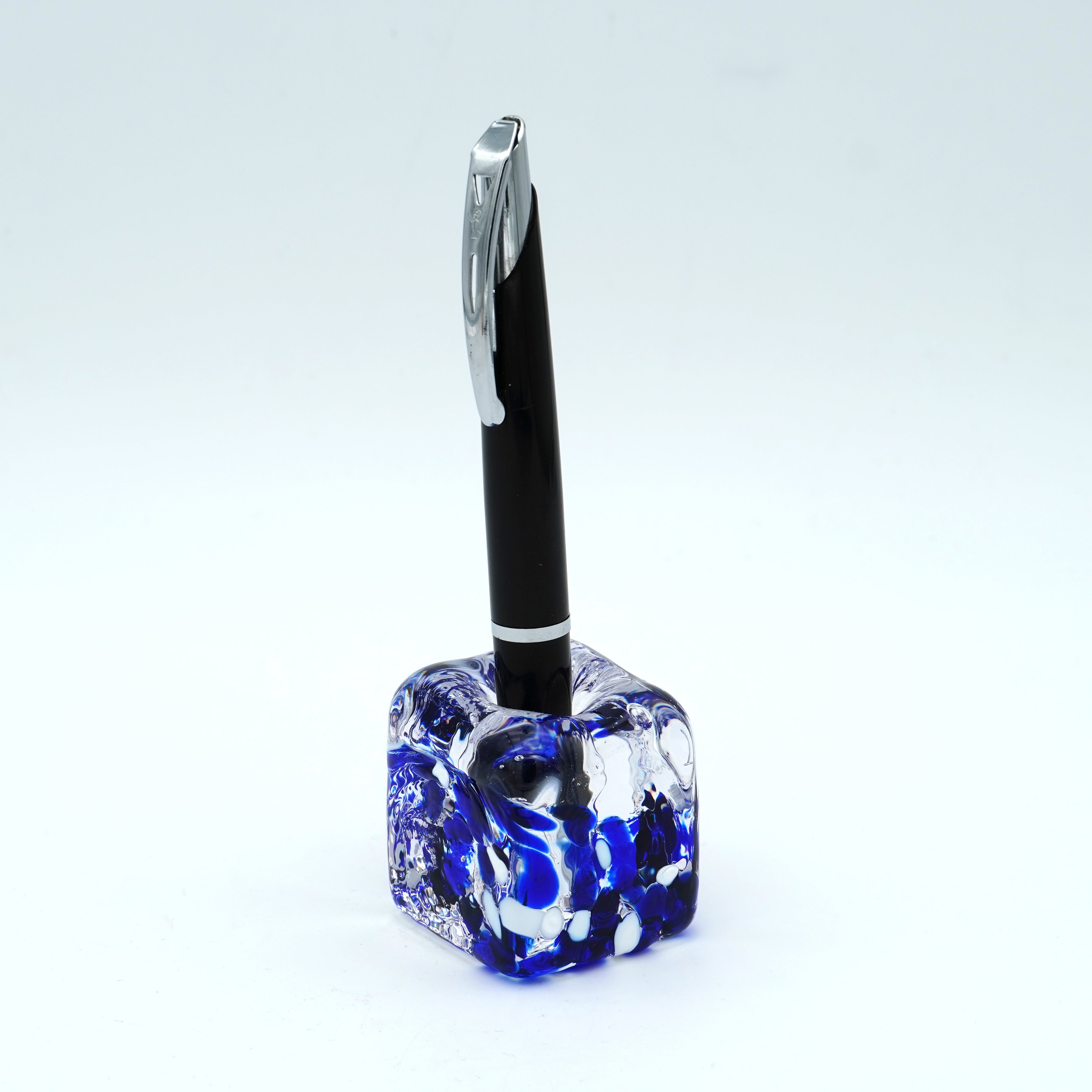 Porte stylo en verre sculpté